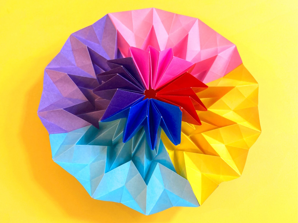 遊べる折り紙　くるくる回る万華鏡（まんげきょう）の簡単な作り方3